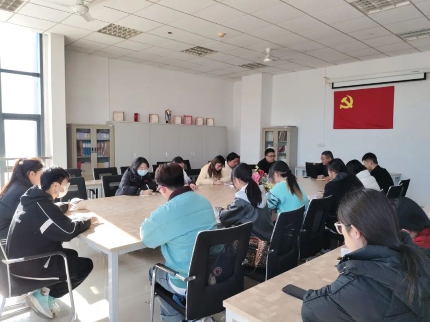 【外国语言文学系】外国语言文学系召开2025级新生座谈会