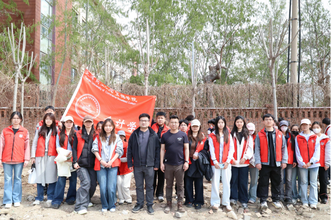 【报道】植此新绿，共赴春光｜会计学系师生积极参与学院植树节活动