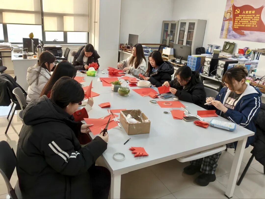 纸艺传情谢师恩，欢声笑语迎新年