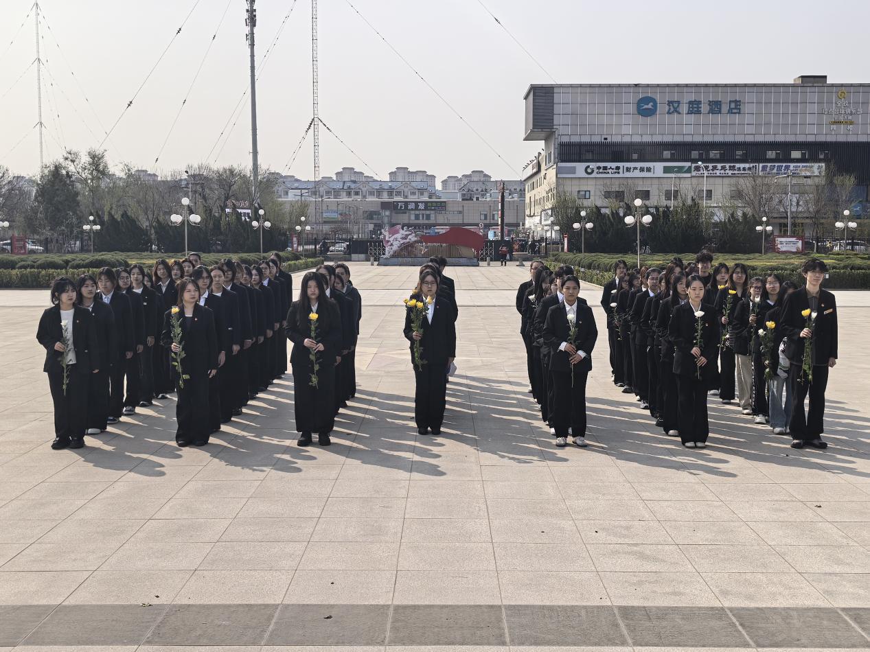 青山祭英烈,薪火永相传——外语系开展清明祭英烈主题活动