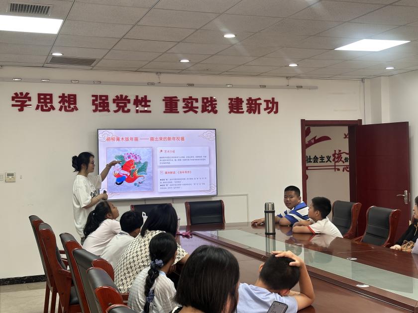 工商管理系学生党员志愿者走进津洲花园社区开展青少年训练营活动