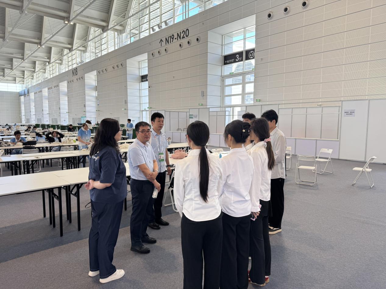 学院领导赴世界智能产业博览会看望慰问学生志愿者