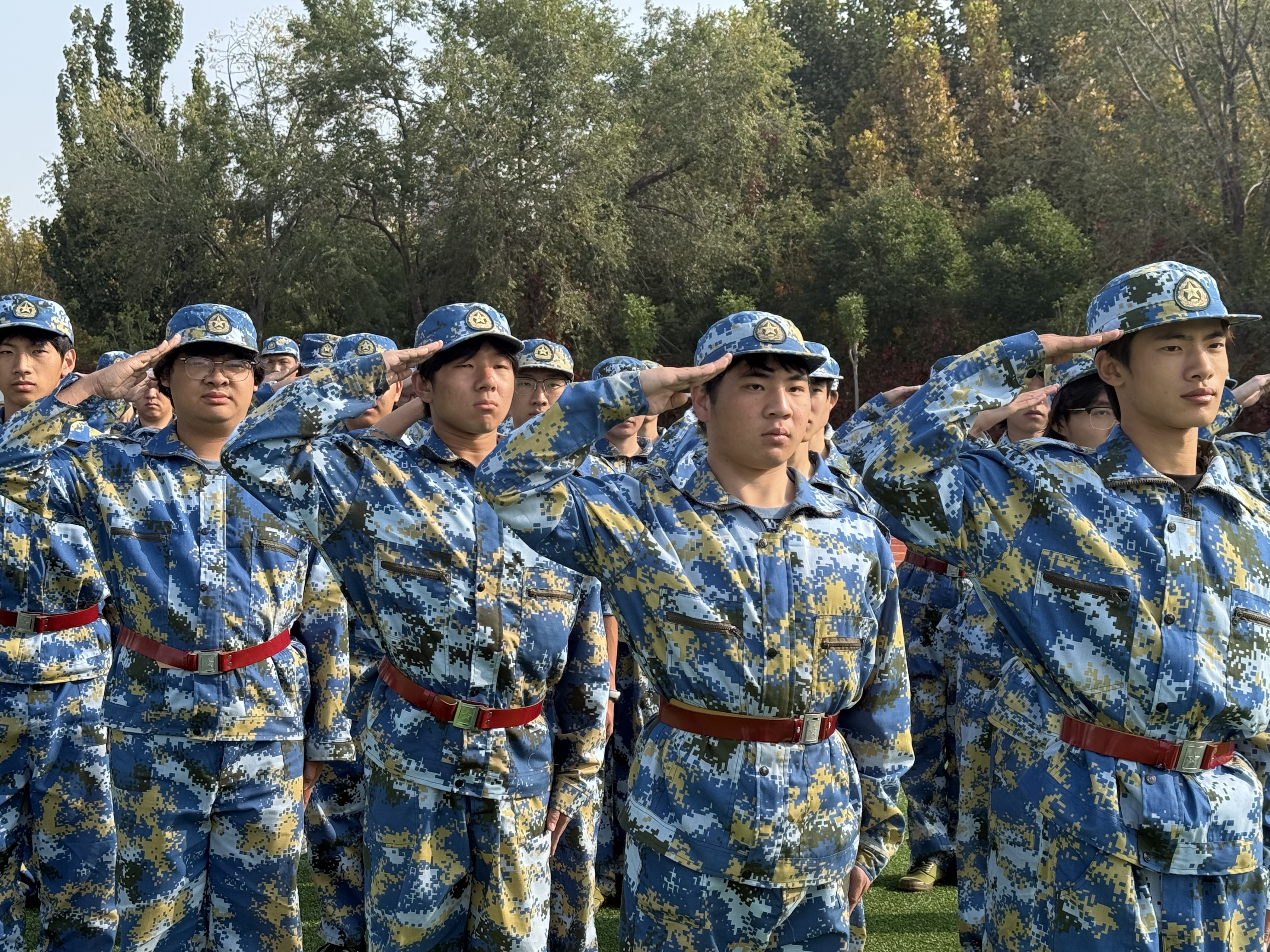 学院领导深入军训现场检查指导工作